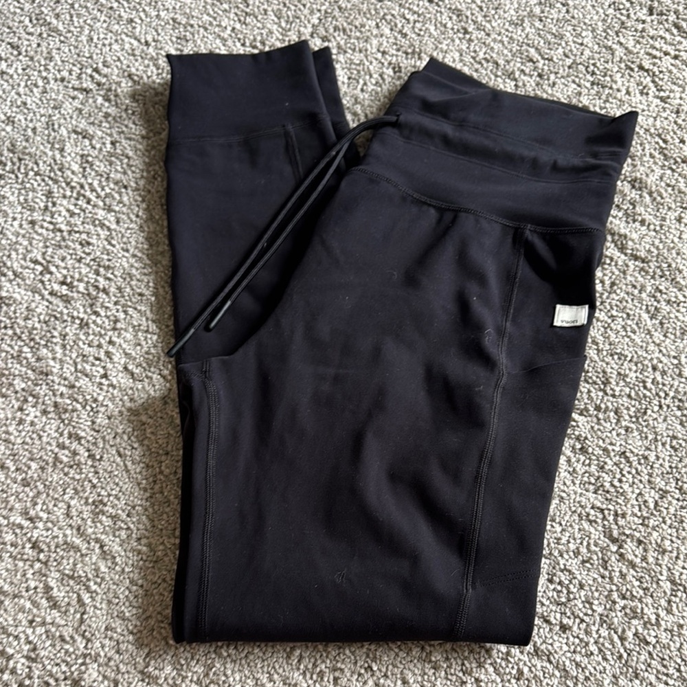 Vuori Black Leggings with Stretchy Matte Fabric and pockets